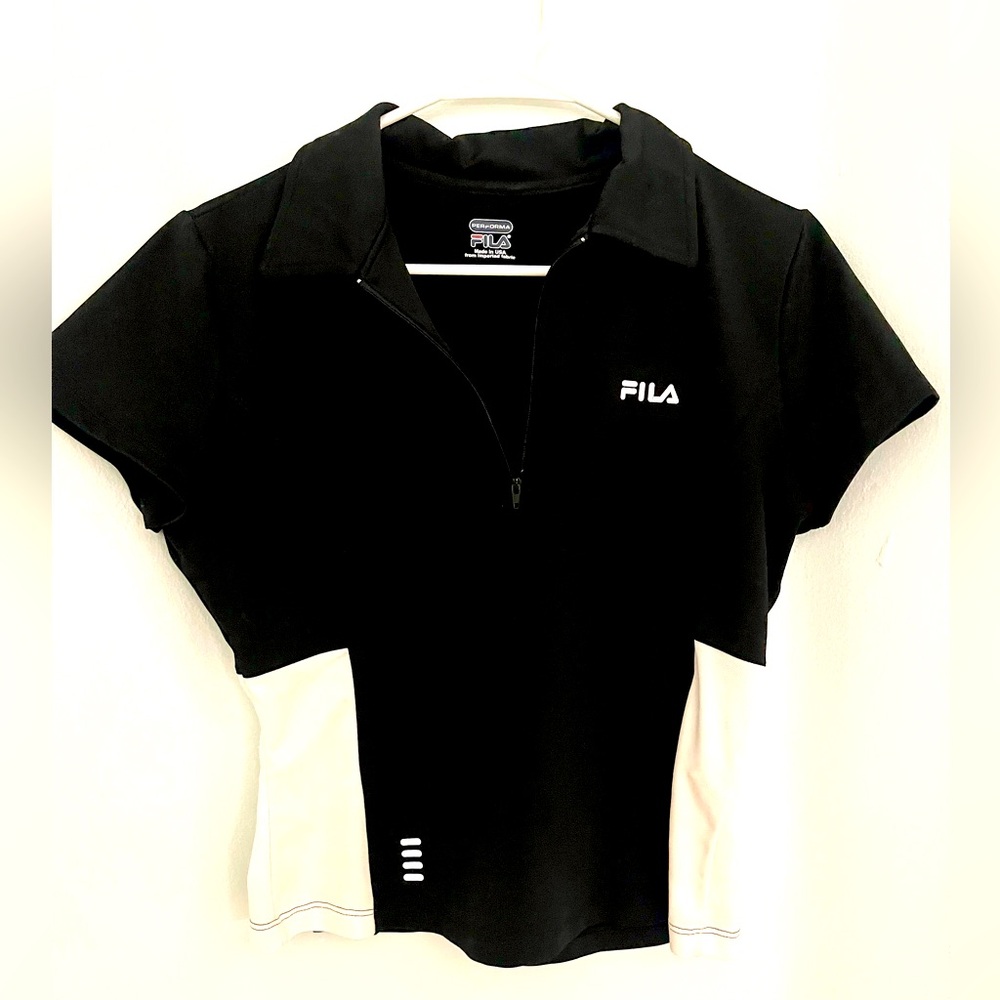 FILA BLACK AND WHITE COLOR BLOCK SHORT SLEEVED TENNIS TOP